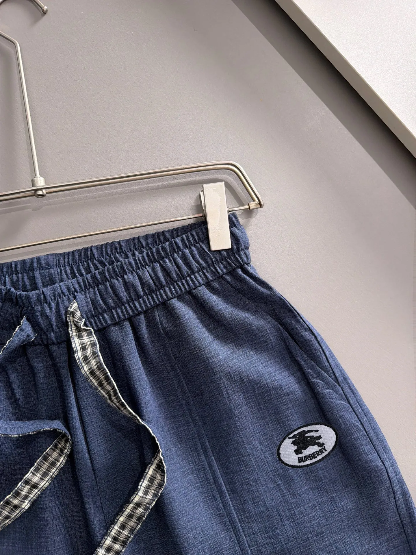 Burberry's 2026 spring and summer new shorts are made of imported Japanese Denim plain cotton, complete with three standards. The top stone-washed process makes the texture reach the old taste of the 1980s, soft, delicate and comfortable. The color has a modern and fashionable vicissitudes of life, and the upper body is Versatile fashionable! Light luxury, a must-have item for daily commuting! Sizes: M-5XL (please state your height and weight when placing an order)